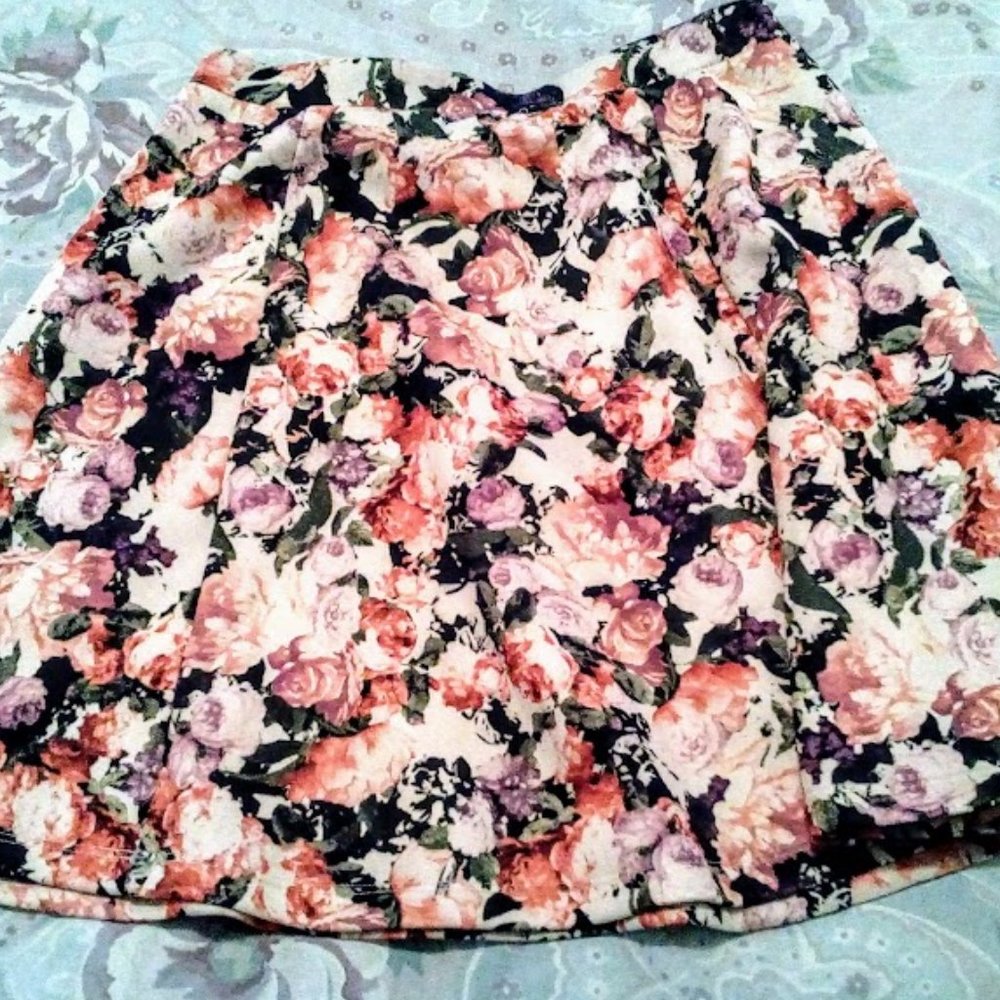 SO PRETTY! Lily Rose Scuba-Fabric Rose Print Circle Skirt, Small